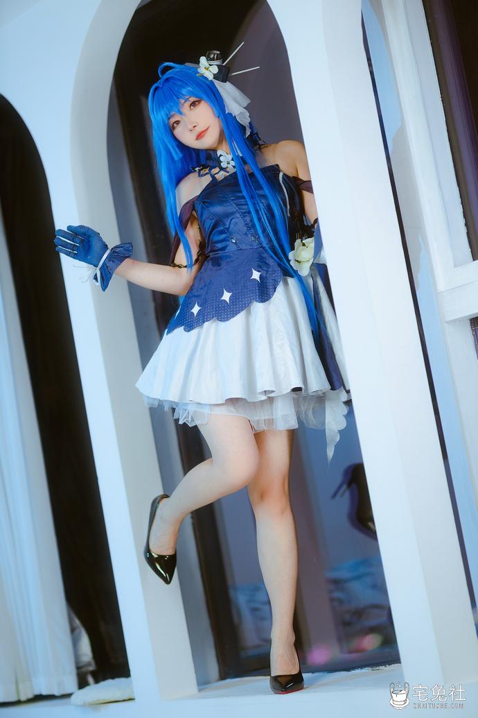 是三不是世w海伦娜免费图集在哪里能看？甜美笑容软萌又撩人